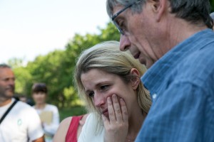 Barbara Pompilli se fait expliqué par Daniel Lasne (Vice-Président du Collectif) les nuisances du Baccharis sur le site de Morboul à Séné (56)